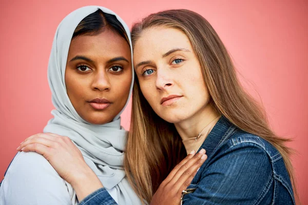 Porträt Umarmung Und Lesbisches Paar Mit Beziehungsfreiheit Isoliert Auf Rosa — Stockfoto