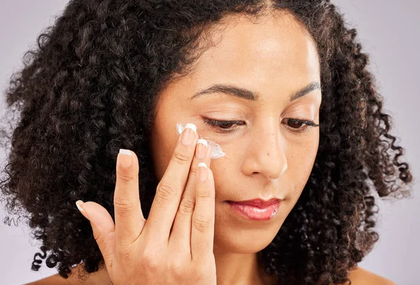 Face Skincare Black Woman Cream Studio Isolated Gray Background Dermatology — Stock Photo, Image