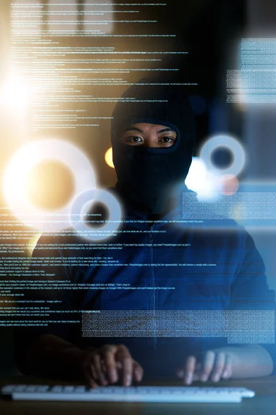 Застрелен Хакер Взломавший Компьютерный Код Темноте — стоковое фото
