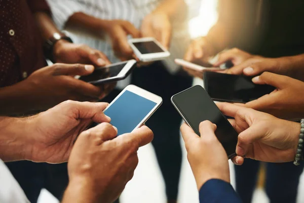 Nahaufnahme Einer Gruppe Unkenntlich Gemachter Geschäftsleute Die Synchron Ihre Mobiltelefone — Stockfoto