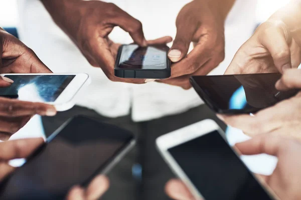 Schnappschuss Einer Gruppe Von Menschen Die Ihre Smartphones Synchron Nutzen — Stockfoto