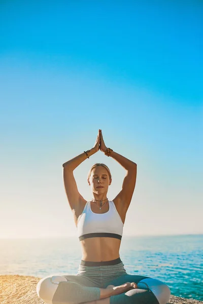Prise Vue Une Jeune Femme Sportive Pratiquant Yoga Sur Plage — Photo