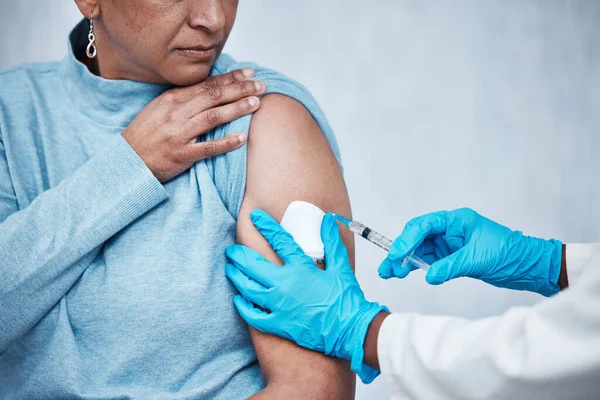 바이러스 치료를 여성의 Covid Vaccine Medical 세계적으로 면역화 보호를 의사와 — 스톡 사진