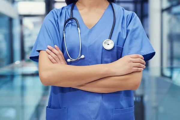 病院で腕を組んで立っている若い女性医師の肖像画 — ストック写真