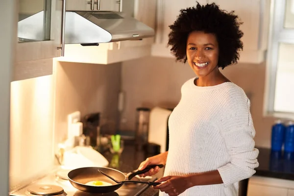 Shot Happy Young Woman Cooking Fried Egg Home — Stock Photo, Image
