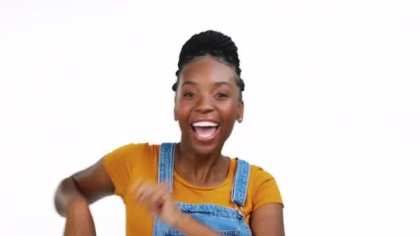 Menari Bahagia Dan Tersenyum Dengan Wajah Wanita Kulit Hitam Untuk — Stok Video