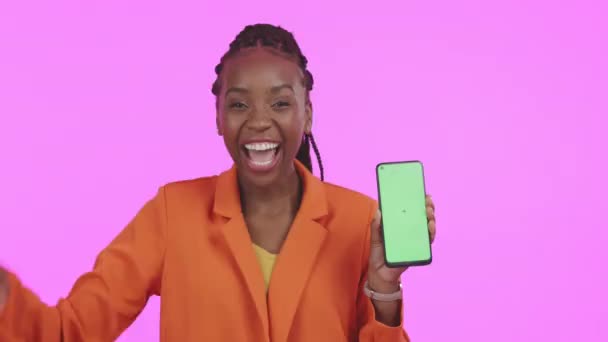受賞歴のある 電話緑の画面と女性のモックアップ クロマキーと紫色の背景に隔離された製品の配置 スタジオ広告モックアップの若い勝者の黒の人 携帯電話やモバイルアプリの顔 — ストック動画