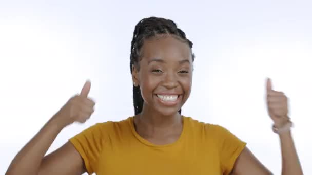 親指アップ 承認のための黒人女性の肖像画で幸せ プロモーションとよく行われます 良いニュース 決定と合意のための女の子と肯定的な手のジェスチャーで満足 笑顔と成功 — ストック動画