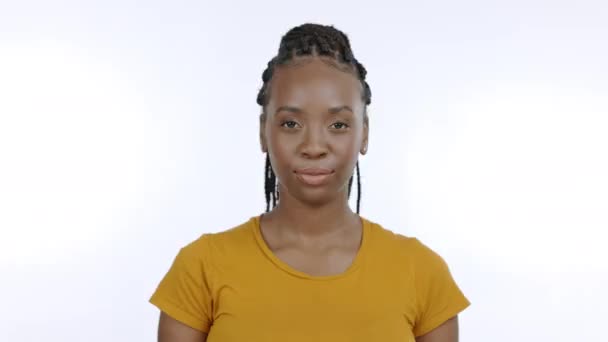 黑人妇女 停止签名和手的肖像在工作室与身体语言 X信号和警告 模特儿的脸 因抗议 拒绝或不同意而被白色背景隔离 — 图库视频影像