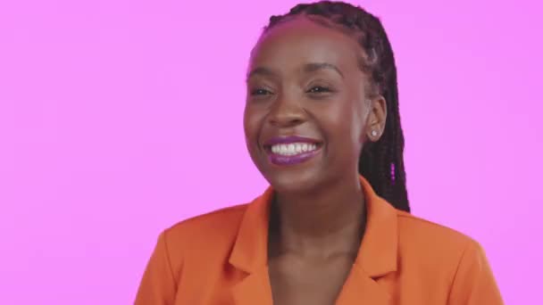 Sim Mulher Vencedora Negra Isolada Fundo Roxo Sucesso Celebração Bomba — Vídeo de Stock