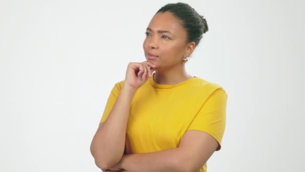 Концентрация Мышление Вопросы Черной Женщиной Студии Планирования Мозгового Штурма Идеи — стоковое видео