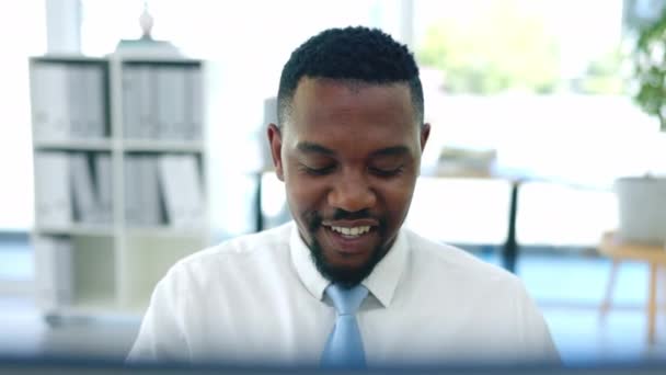 勝者と幸福のためのオフィスで黒人男性と成功 お祝いやコンピュータ 良いニュースと従業員の応援と興奮のためのデスクでオンラインで対処 正とボーナス — ストック動画