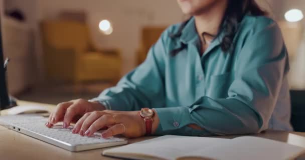 期限のための夜の集中力 ビジネス女性とコンピュータ 深刻な労働者は ウェブサイト管理 デジタル提案と戦略のための夕方にキーボード技術を入力 — ストック動画