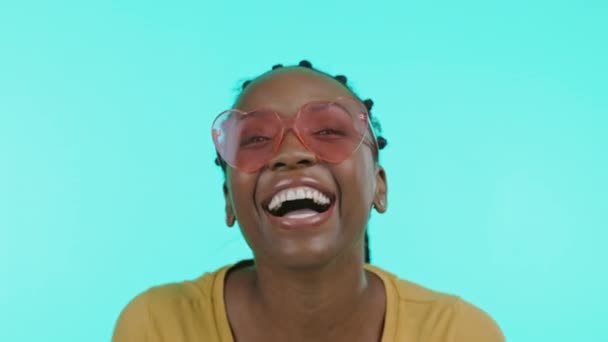 Gesicht Mode Und Sonnenbrille Mit Einer Schwarzen Frau Studio Auf — Stockvideo