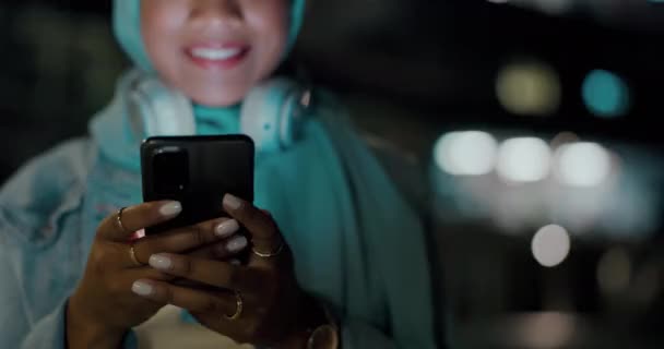 Ночь Телефон Руки Мусульманки Городе Текстовых Сообщений Социальных Сетей Поиска — стоковое видео