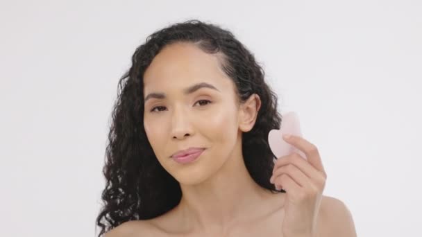Mujer Negra Cara Belleza Lengua Sha Facial Herramientas Cosméticos Naturales — Vídeo de stock