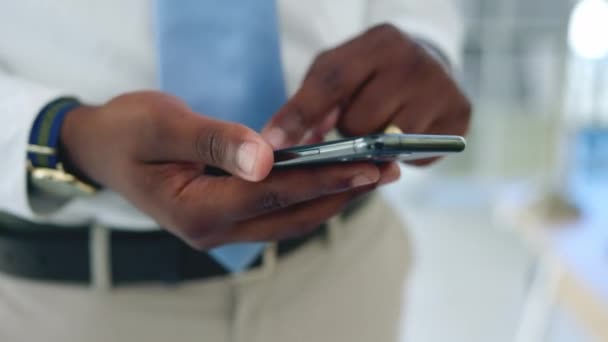 Mãos Smartphone Homem Negro Rolar Mídias Sociais Notificação Close Com — Vídeo de Stock