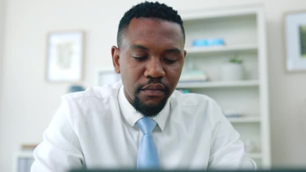 Concentreren Laptop Zoeken Met Zwarte Man Kantoor Voor Focus Planning — Stockvideo