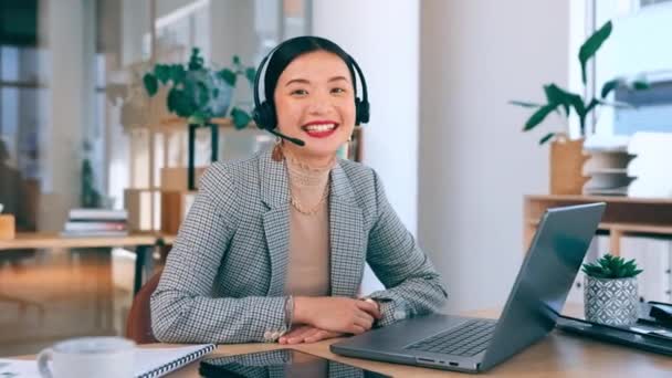 アジアの女性 通信のためのコールセンターのヘッドセットを持つビジネスやラップトップ テレマーケティングとCrm 顧客サポート 相談サービスやヘルプデスクのための幸せな起業家の人の肖像画オンライン — ストック動画