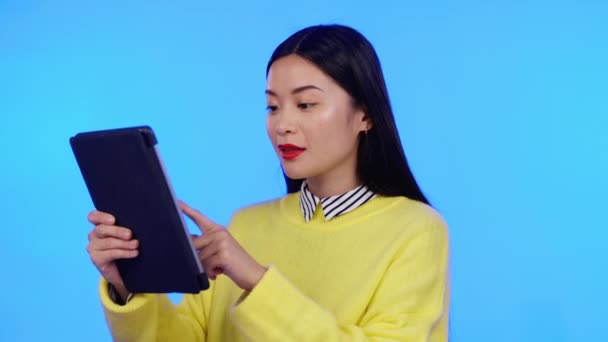 Femme Asiatique Tablette Studio Pour Communication Internet Les Médias Sociaux — Video