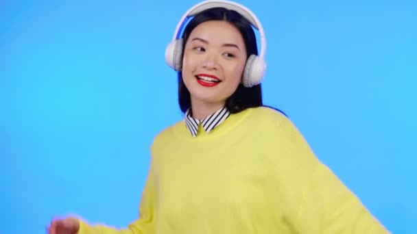 Mulher Asiática Fones Ouvido Ouvir Música Dança Diversão Com Entretenimento — Vídeo de Stock