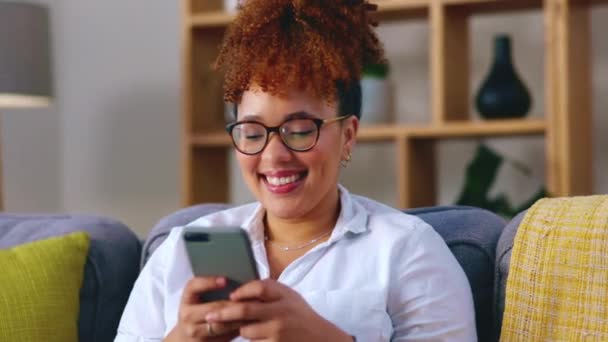 Černá Žena Telefonát Domácí Gauč Pro Komunikaci Konverzaci Nebo Online — Stock video