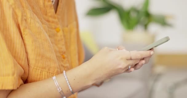 Женщина Руки Телефон Чате Социальных Сетях Общения Смс Просмотра Дома — стоковое видео
