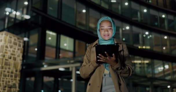 Мусульманська Жінка Планшеті Нічному Місті Міжнародних Глобальних Або Мереж Під — стокове відео