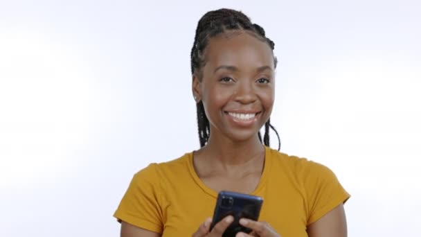 Cara Mulher Negra Telefonema Isolado Uma Rede Fundo Branco Conversa — Vídeo de Stock