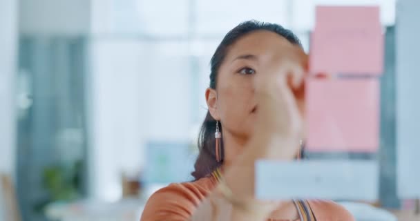 亚洲女性 为办公室的任务 想法或提醒在玻璃板上的书写和计划时间表 项目计划 贴纸或优先考虑 营销或广告中的严肃女性 — 图库视频影像