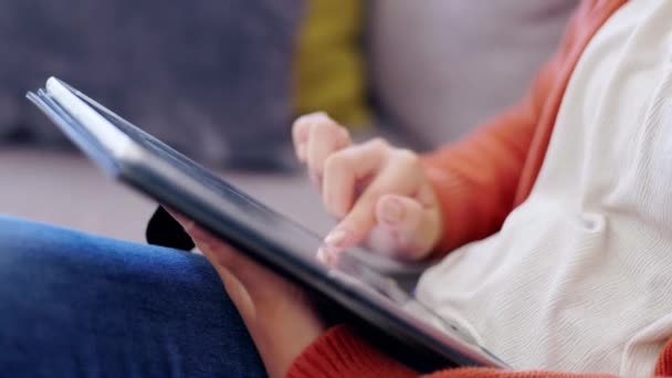 Frauenhände Tablet Nahaufnahme Und Couch Für Soziale Online Medien Software — Stockvideo