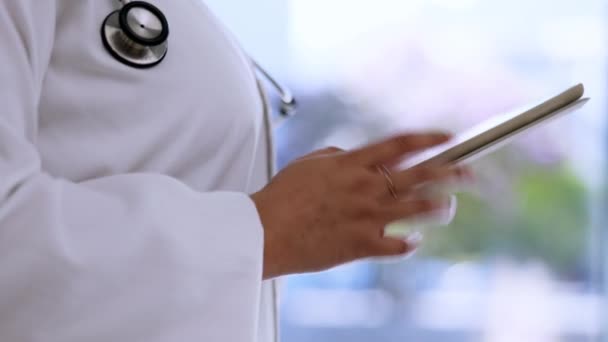 医生和手与平板电脑在医疗保健研究 浏览或滚动在医院信息 在诊所进行医疗检查的接触屏幕上工作的女性医疗专业人员的手 — 图库视频影像