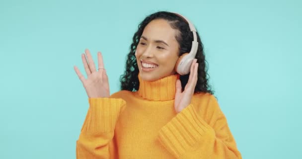 Müzik Dans Siyah Kadınla Mutlu Olmak Rahatlamak Için Kulaklıklar Canlı — Stok video