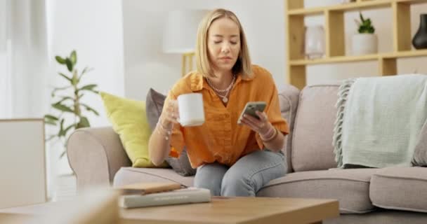 Расслабьтесь Кофе Телефон Женщиной Диване Отдыха Просмотра Социальных Сетей Технологии — стоковое видео