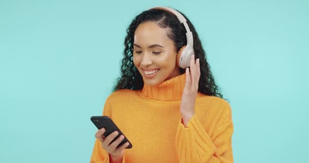 Schwarze Frauen Tanzen Kopfhörer Und Hören Musik Telefon Und Glücklich — Stockvideo