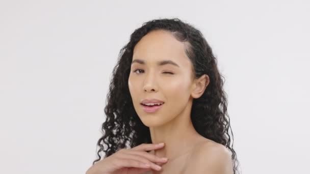 Belleza Rostro Retrato Una Mujer Guiño Para Cuidado Piel Estudio — Vídeo de stock