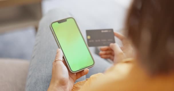 顶部视图 智能手机和妇女与信用卡 绿色屏幕和在线支付客厅 用于交易 模仿和客户的女性 女士和手机 带有预算 财务和银行应用程序 — 图库视频影像