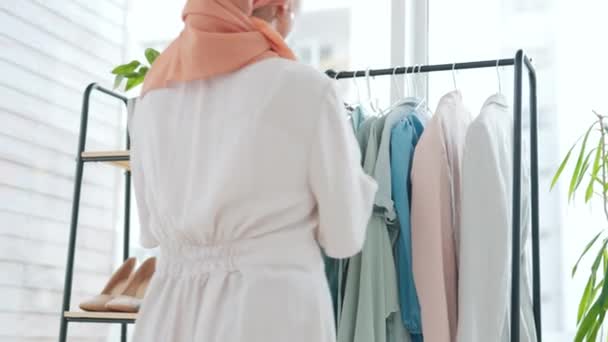 Modedesignerin Kleiderstange Und Frau Prüfen Qualitätssicherung Produktionsergebnisse Und Verkaufsstart Kleinunternehmer — Stockvideo