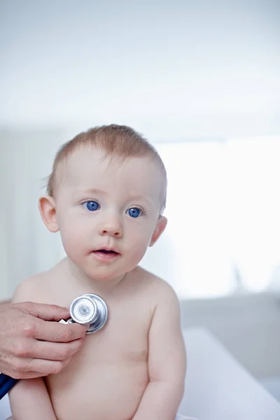 Asegurarse Que Tiene Buena Salud Bebé Siendo Examinado Por Médico —  Fotos de Stock