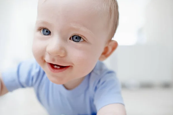 Arrastrarse Muy Divertido Lindo Bebé Sonriendo Con Dos Dientes —  Fotos de Stock