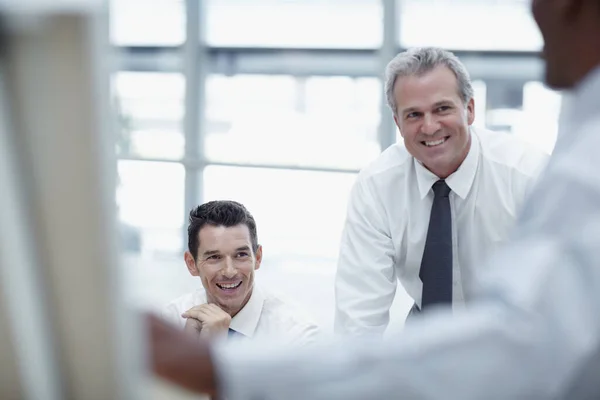 Zwycięska Aprobata Biznesmeni Uśmiechają Się Patrzą Jak Kolega Przedstawia Prezentację — Zdjęcie stockowe