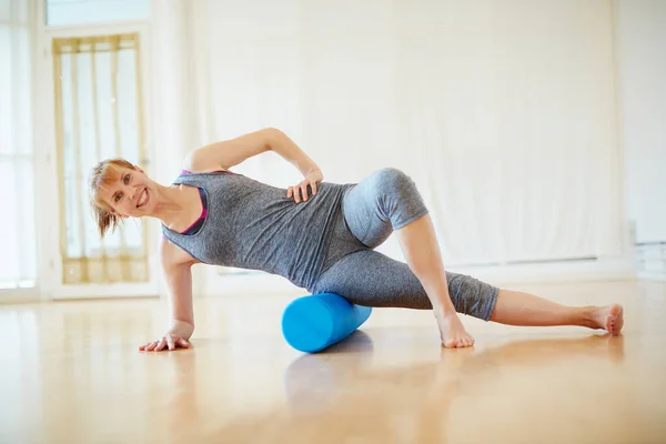 Exercício Que Revigora Corpo Mente Espírito Uma Mulher Fazendo Exercícios — Fotografia de Stock