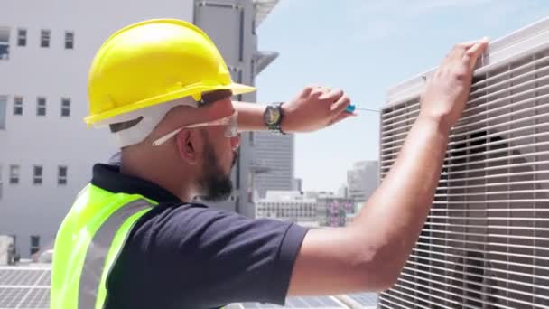 Siyah Adam Teknisyen Klima Makine Bakımı Açık Hava Endüstrisi Için — Stok video