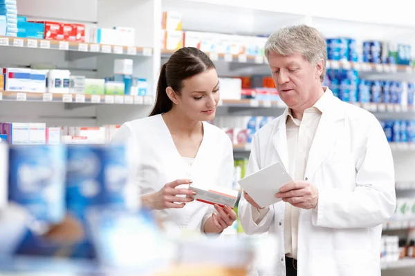 Gyógyszerészek Ellenőrzik Gyógyszert Receptről Áruház Gyógyszereit Ellenőrző Gondos Férfi Női — Stock Fotó