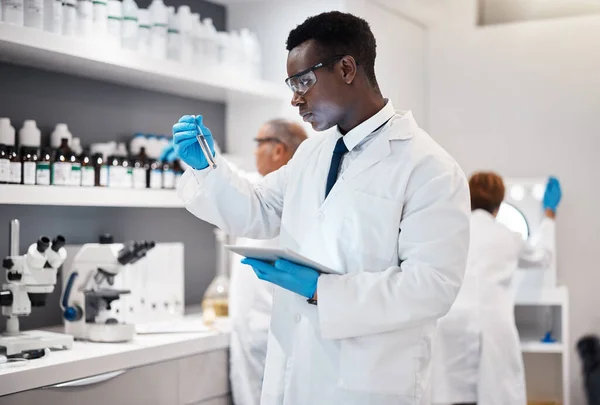 研究室での医学分析と革新のための科学 研究と黒の男のテストチューブとタブレット 南アフリカの医薬品分析 医学研究 科学者がワクチンの結果をチェック — ストック写真