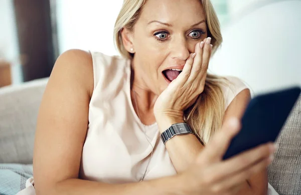 Whaaat Attractive Mature Woman Looking Surprised While Reading Text Message — Stock Photo, Image