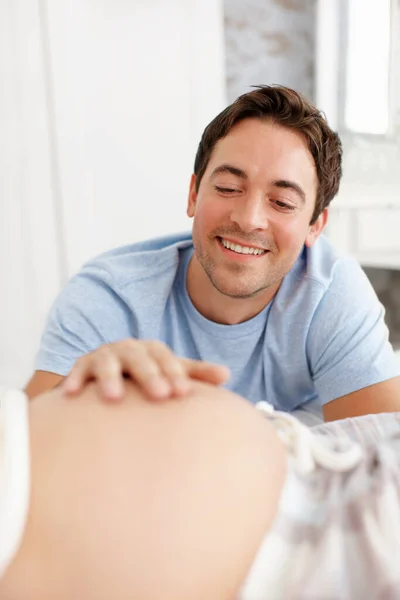 Waiting Kick Smiling Young Man His Hand His Wifes Pregnant — Stock Photo, Image