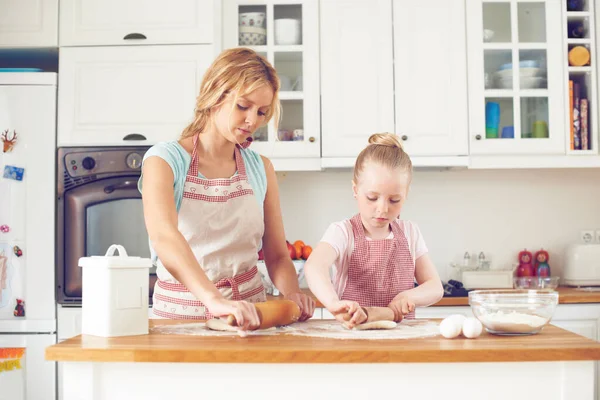 Rol Het Deeg Uit Schattig Klein Meisje Bakken Keuken Met — Stockfoto