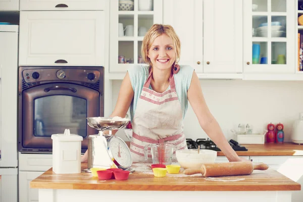 Pysy Rauhallisena Paista Nuori Nainen Leipoo Keittiössään — kuvapankkivalokuva