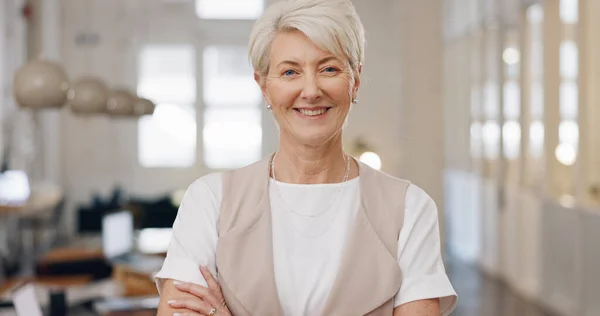 Elderly Woman Face Smile Arms Crossed Corporate Leadership Management Vision — Stock Photo, Image